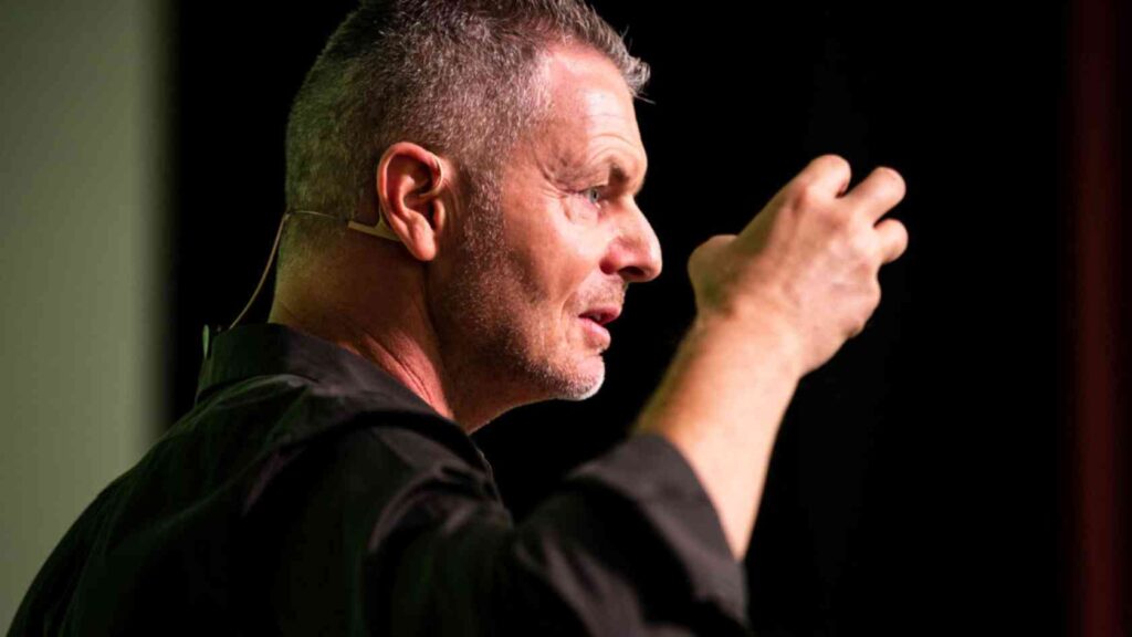 Dirk Kreuter als Sprecher, gestikulierend